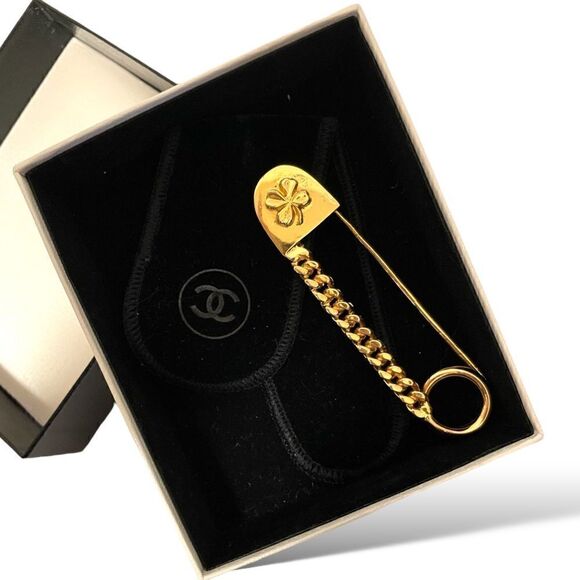 ā¤ļøSOLDā¤ļøCHANELāVintageĀ RAREāGold-toneāFourāLeafāCloverāClothesāPināBrooch - Picture 16 of 16